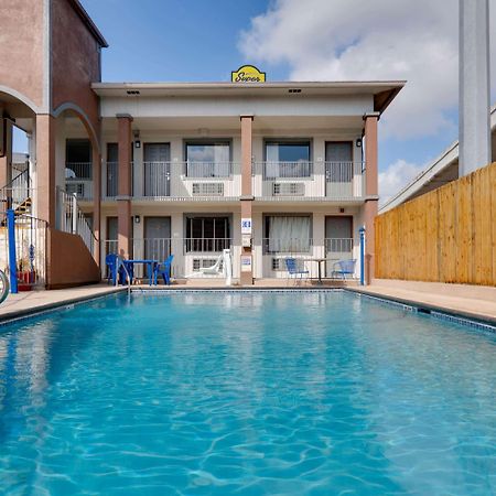 Super 8 By Wyndham San Antonio Pearl District Downtown Motel Eksteriør bilde