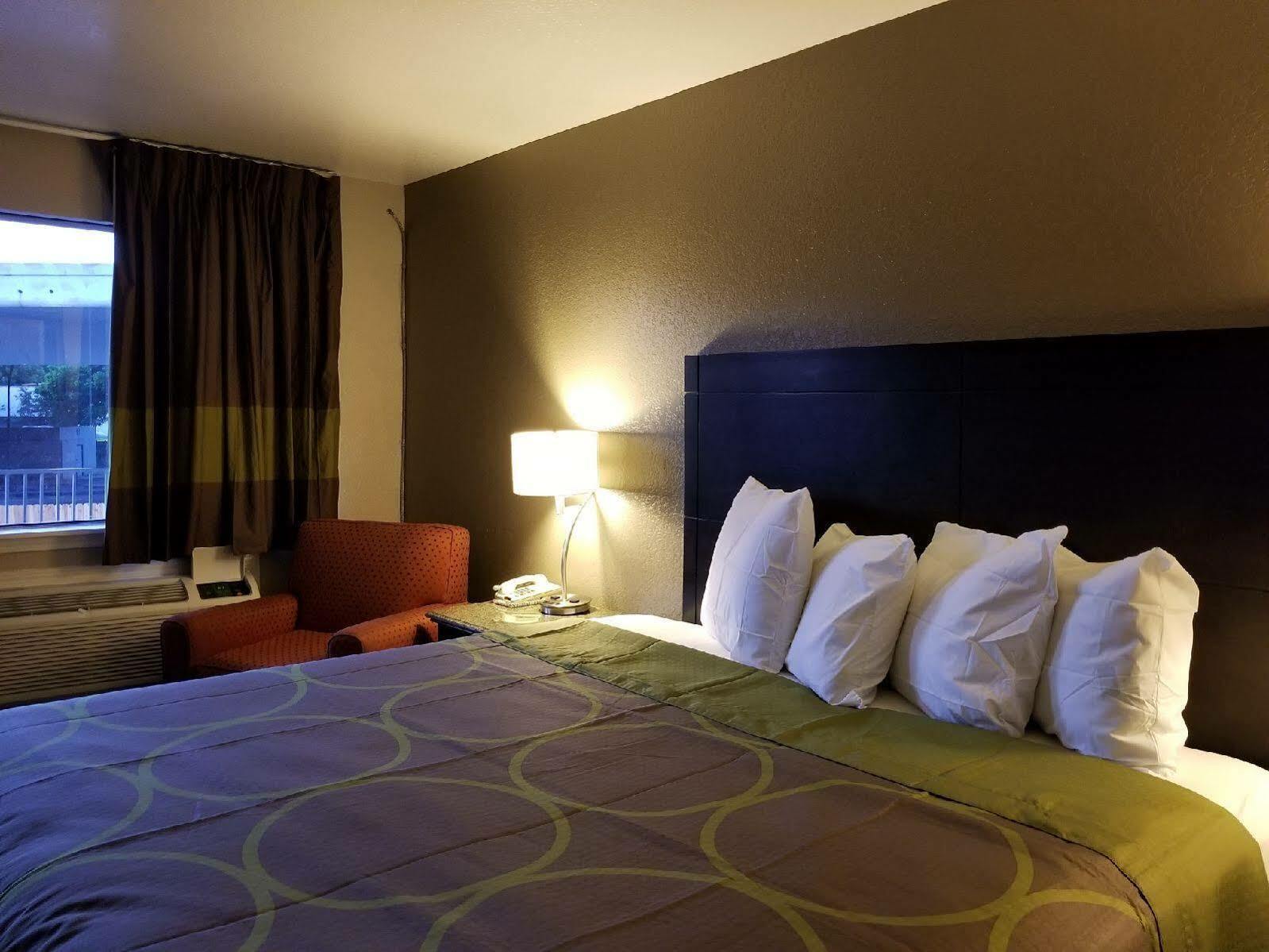 Super 8 By Wyndham San Antonio Pearl District Downtown Motel Eksteriør bilde