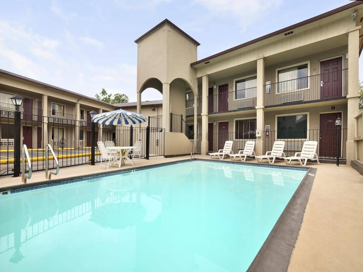 Super 8 By Wyndham San Antonio Pearl District Downtown Motel Eksteriør bilde